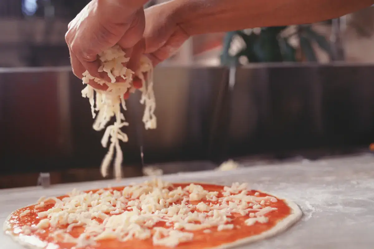 A Parigi arriva il pizzaiolo robot: pizza cotta in 5 minuti A Parigi arriva il robot pizzaiolo La cosa pi&ugrave; difficile? Fare l'impasto