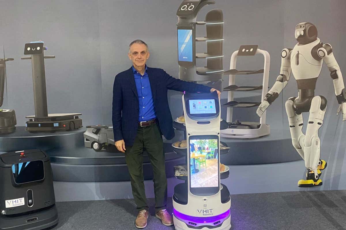 Alessandro Fauda, R&D manager di Whit Robotics, con i modelli di robot cameriere di ultima generazione