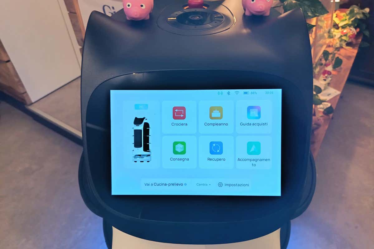 Lo schermo interattivo del robot cameriere BellaBot proposto da Whit Robotics
