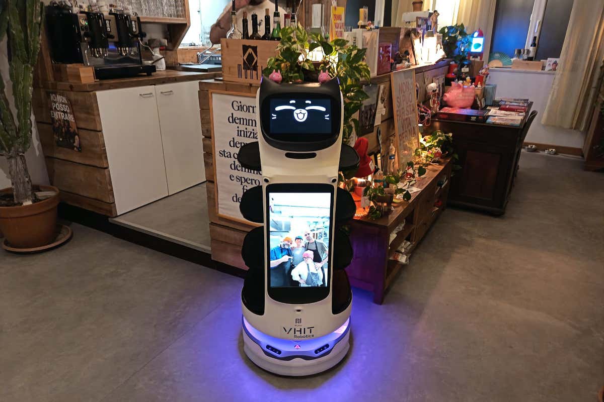 Il robot cameriere, modello BellaBot di Pudu Robotics, che accoglie gli ospiti con un sorriso all'ingresso del ristorante Maia e Tas di Crema (Cr)