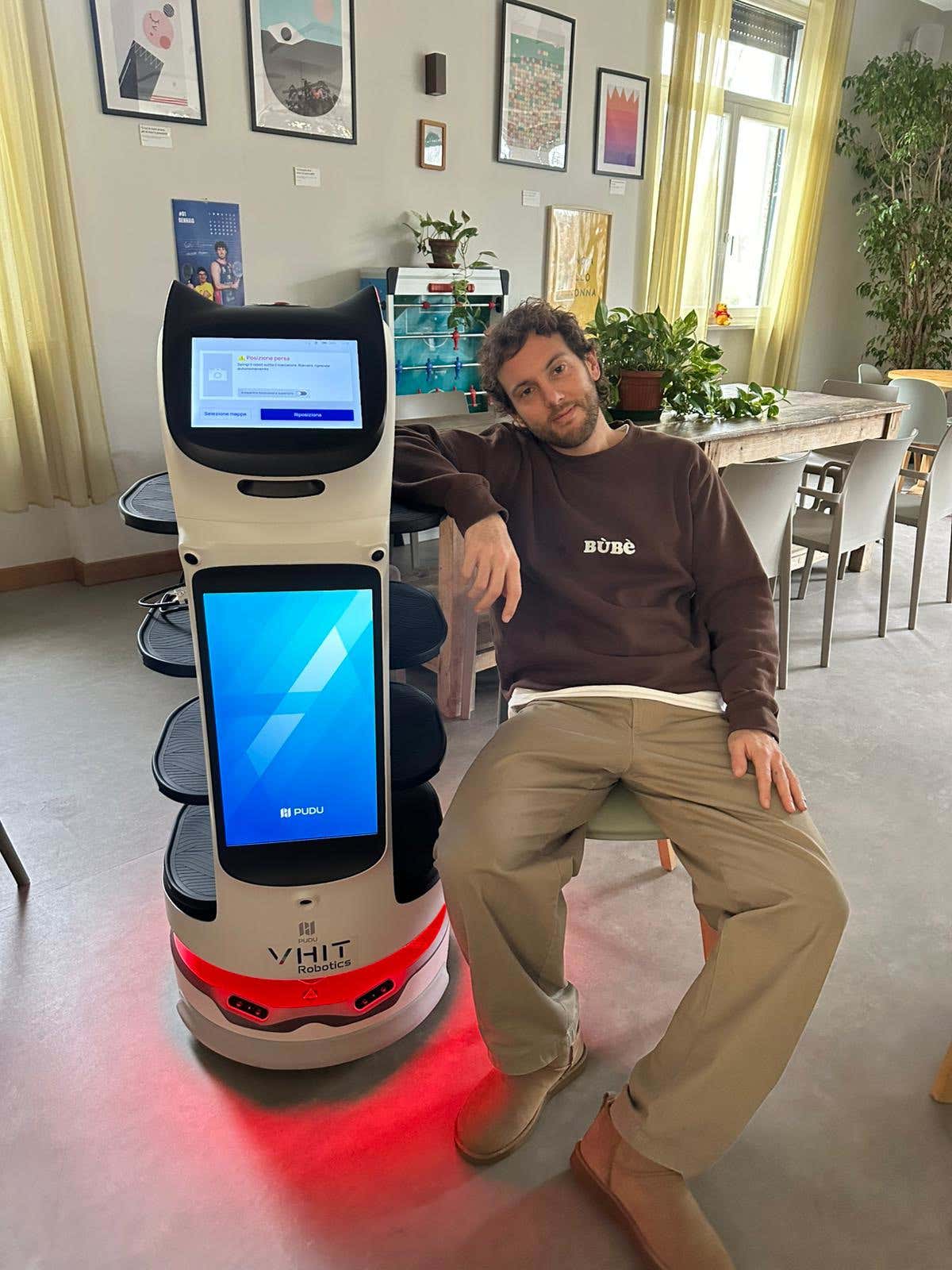 Sebastiano Dossena, col modello di Robot Cameriere all'interno del suo ristorante Maia e Tas di Crema (Cr)