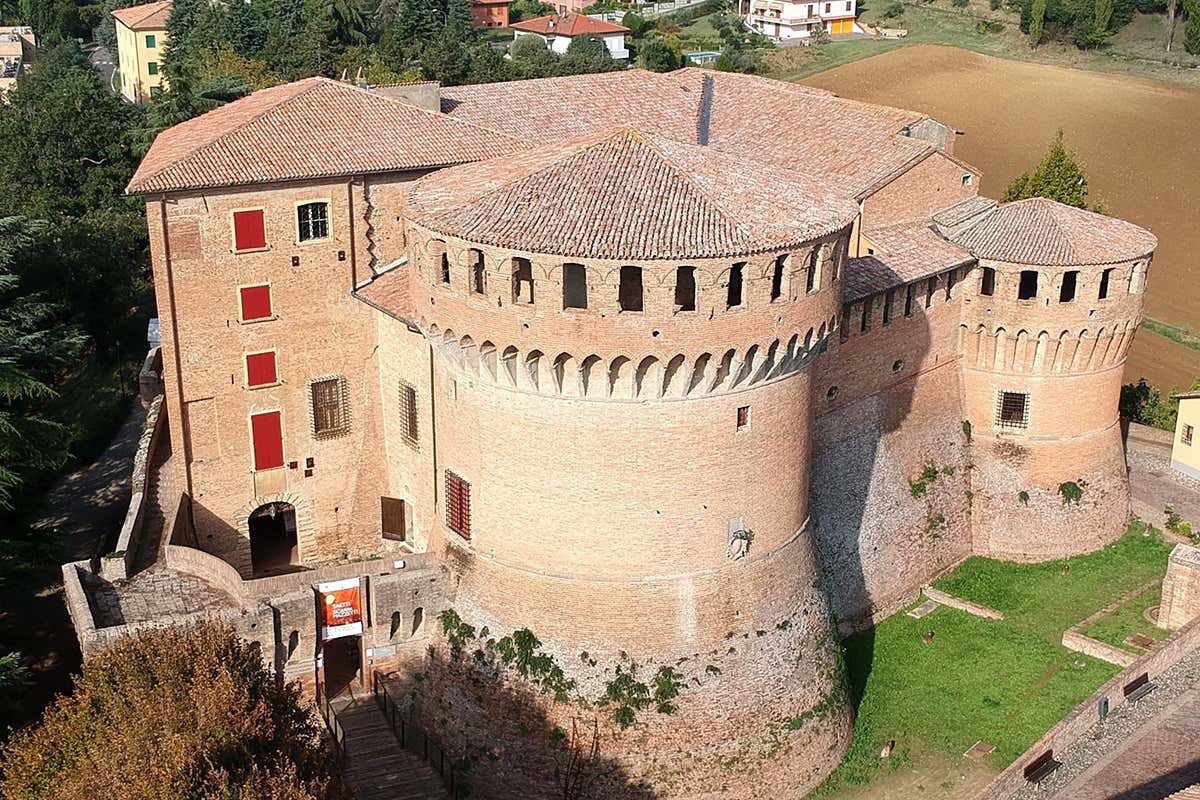 La rocca di Dozza Le mille virtù della Romagna, oltre la Riviera