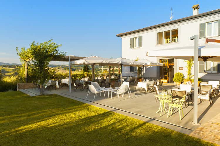 La terrazza del resort (Roccafiore, resort e vignetibiologici e sostenibili)