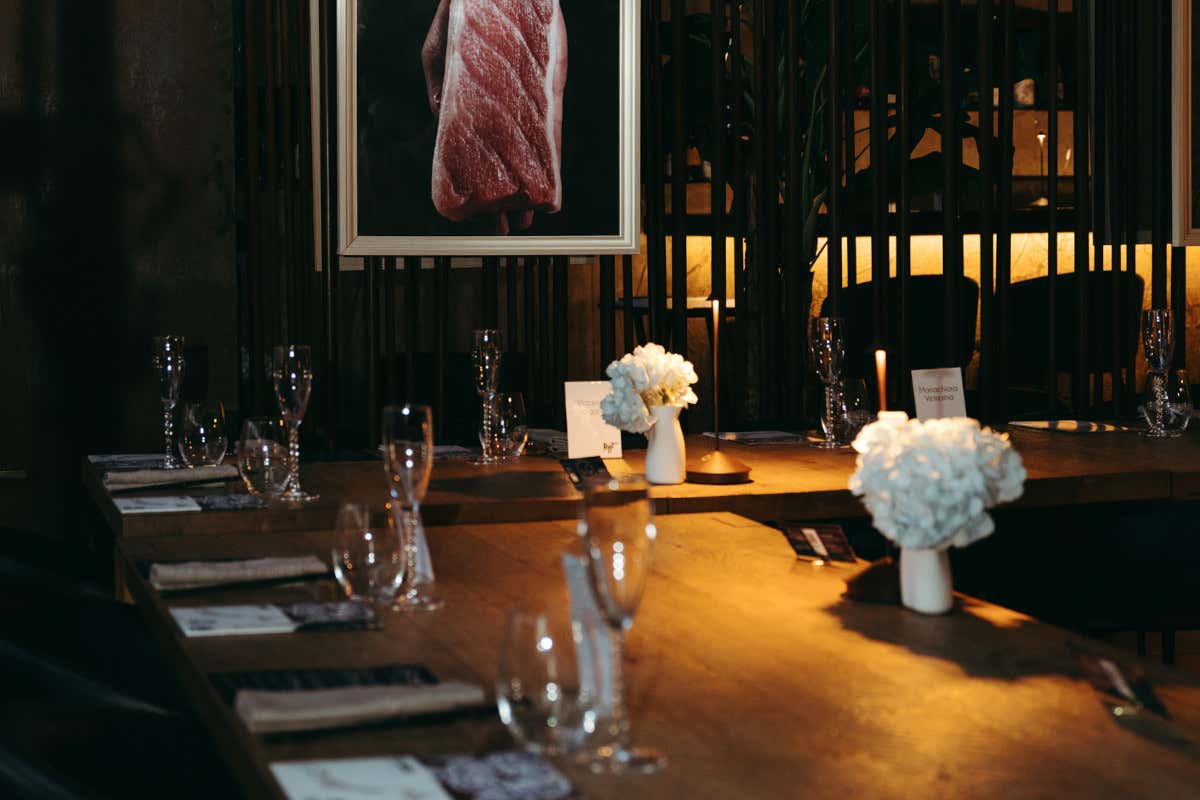 Un angolo della sala del ristorante Roji a Nola