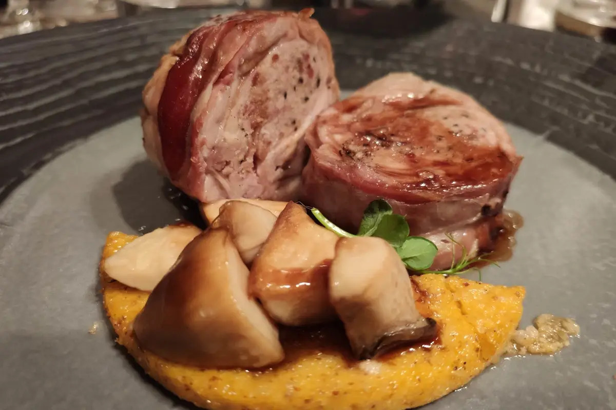 Rollè di coniglio con casera, funghi, speck e riduzione di Camunnorum Rocche dei Vignali, viticoltura di montagna in Val Camonica