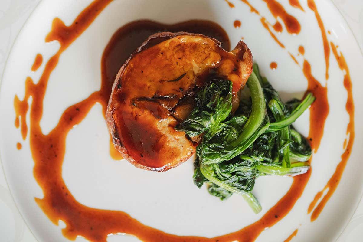 Rollè di faraona farcita con fegato, salsa al Vin Santo e bietole