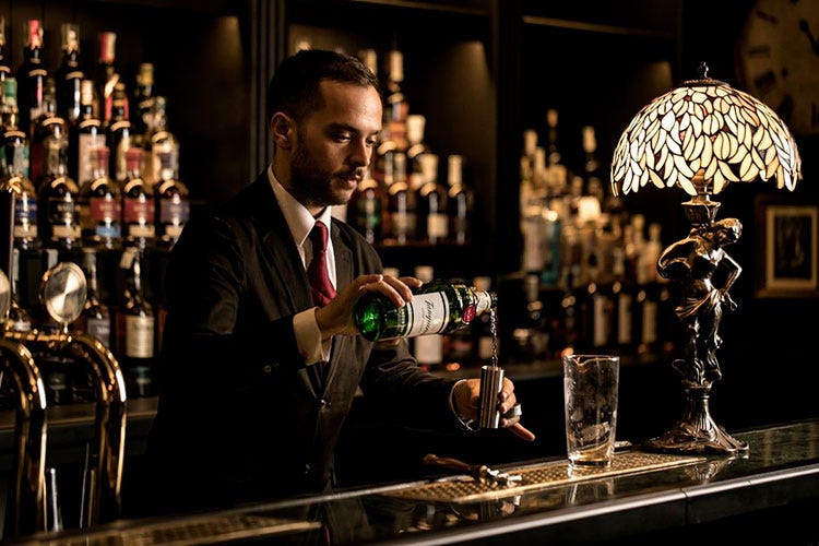 Un bartender all'opera con un nuovo cocktail - The Court ospita i bartender romani 15 date per l'aperitivo solidale