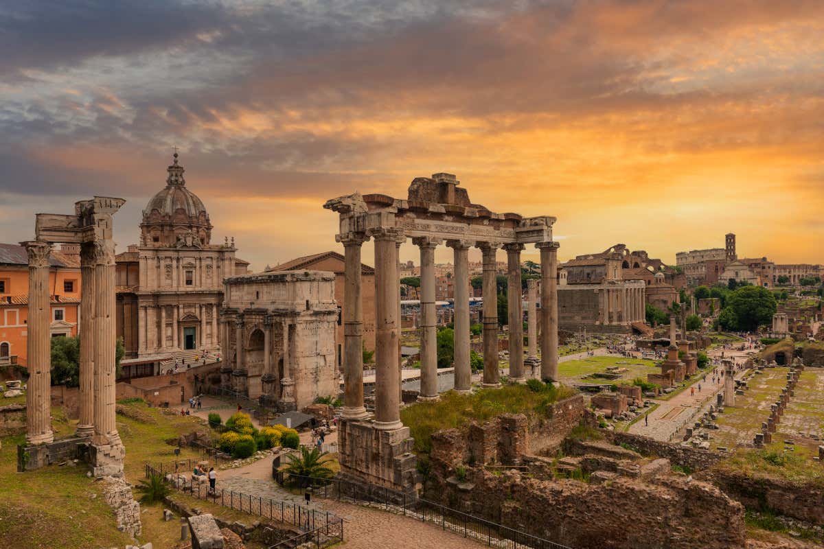 Roma Mangia un gelato seduto su una fontana: turista americano multato a Roma