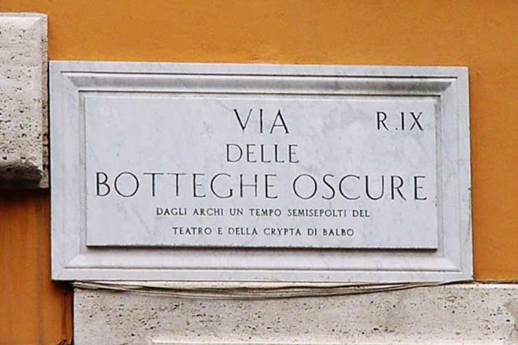 La via delle Botteghe Oscure (foto Wikimedia) Il destino di Botteghe Oscure...da sede del Pci a hotel di lusso