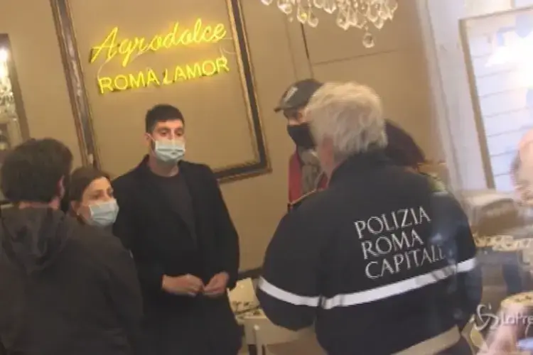 Il momento dei controlli Roma, ristoratore ribelle apre ma prima dei clienti ecco la polizia