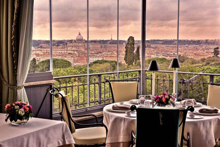 L'affaccio su Roma dal Mirabelle - Pochi turisti, Roma torna ai romani Spopolano movida e gite fuori porta