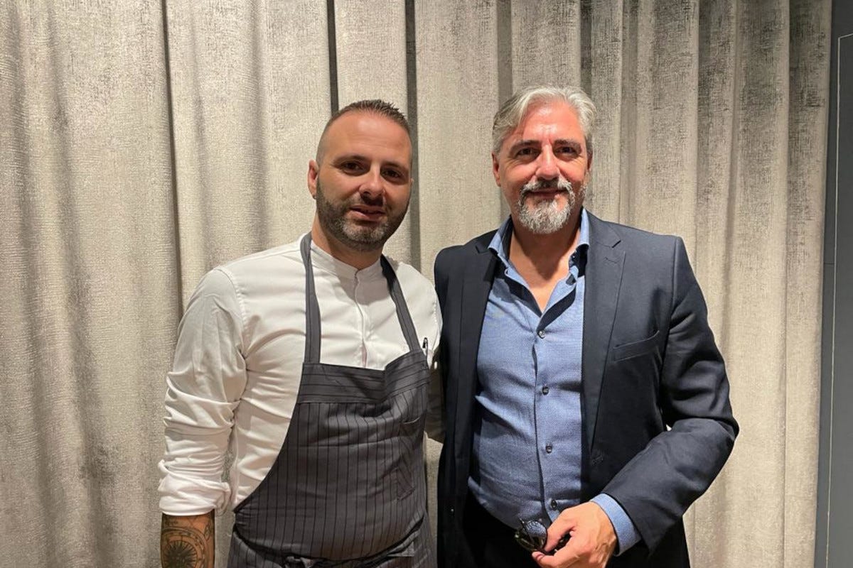 Il cuoco Paolo Romeo con il nostro giornalista Antonio Iacona La Messina gourmet e tradizionale a Letrevì con la cucina matura di Paolo Romeo