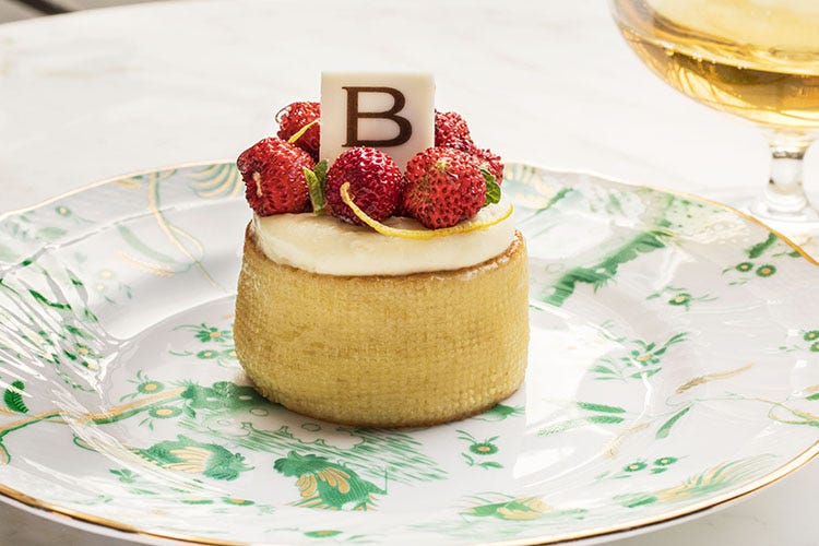 Babà crema e fragole di Niko Romito Niko Romito in versione “dolce” per Bvlgari Hotels