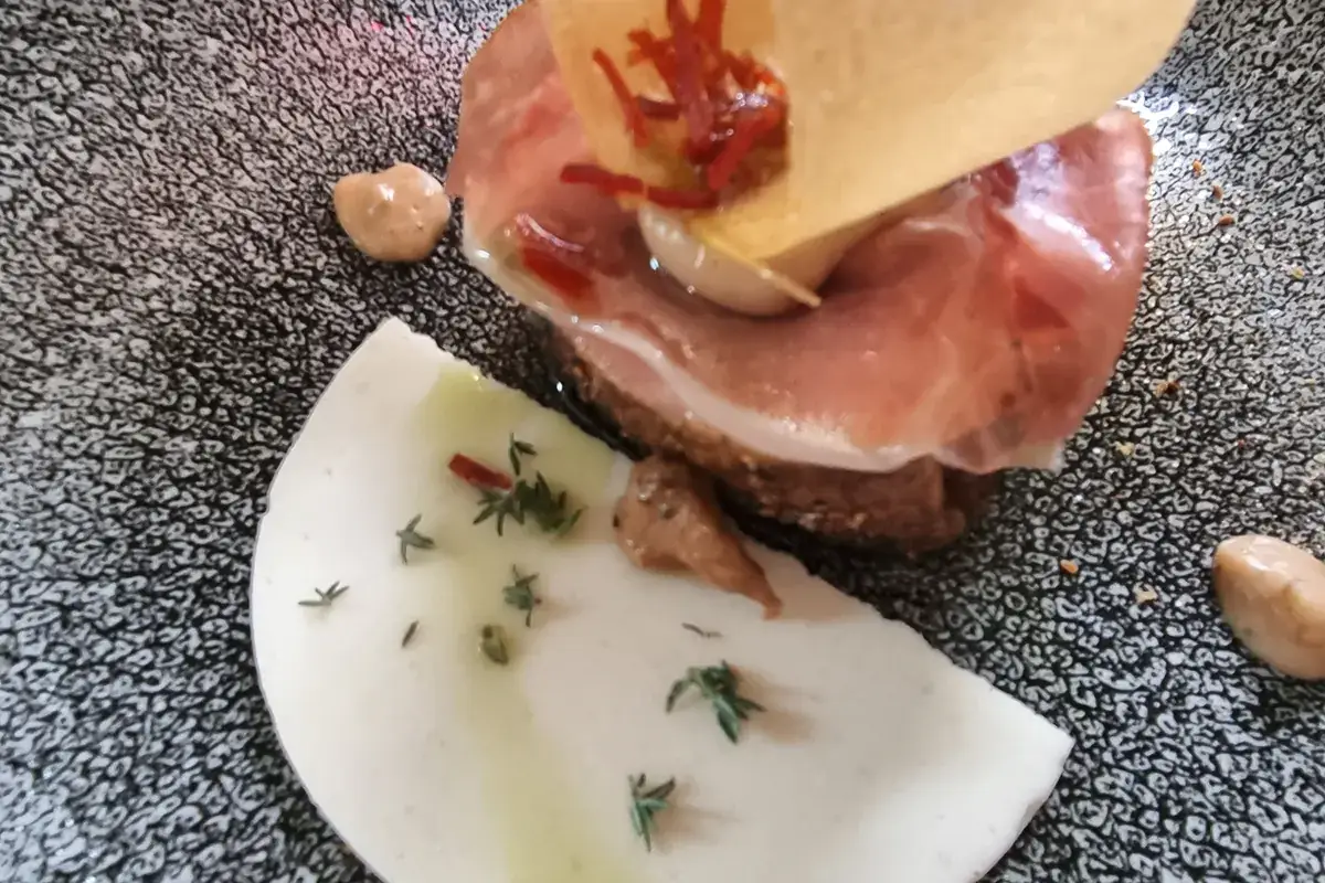 Rosa di Parma con filetto di maialino parmense e ghiacciata di Parmigiano del Bistrot Il Cerchio di Collecchio Caseifici Aperti, 30mila persone nel territorio del Parmigiano Reggiano Dop