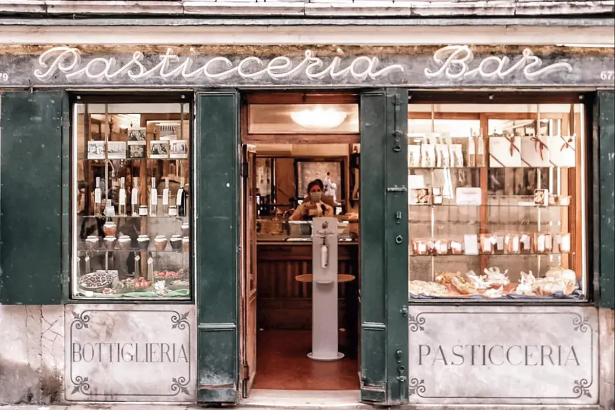 La storica pasticceria Rosa Salva a Venezia Anche il brand Rosa Salva nell'elenco de marchi storici