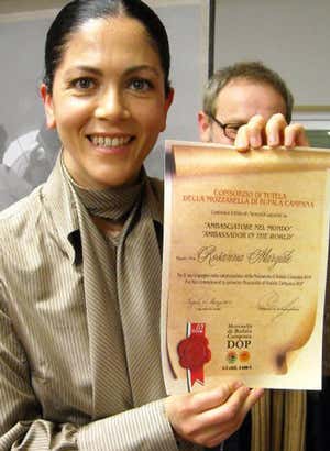 Rosanna Marziale con l'attestato di Ambasciatore nel mondo per la Mozzarella di bufala campana Dop