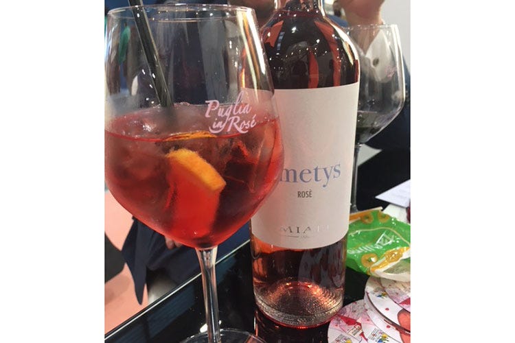 (Il rosato, protagonista nella mixology Puglia in Rosé guarda ai cocktail estivi)