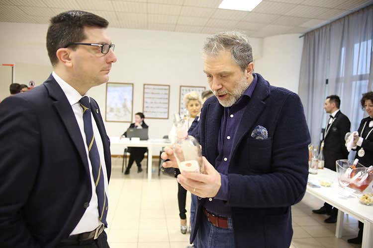 Nicola Bonera e Carlo Alberto Panont (Tra rosé in crescita e donne in prima linea i vini del Garda sono sempre più in rosa) Nicola Bonera e Carlo Alberto Panont (Tra rosé in crescita e donne in prima linea i vini del Garda sono sempre più in rosa)