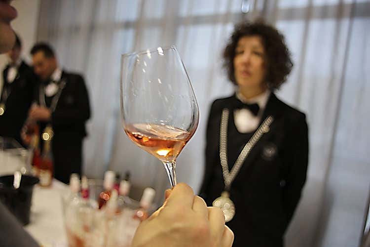 (Tra rosé in crescita e donne in prima linea i vini del Garda sono sempre più in rosa) (Tra rosé in crescita e donne in prima linea i vini del Garda sono sempre più in rosa)