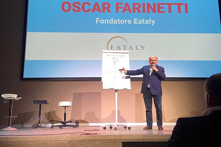 Oscar Farinetti intervenuto alla convention Rossopomodoro Eataly e Rossopomodoro, rinnovata la partnership per lo sviluppo negli Usa