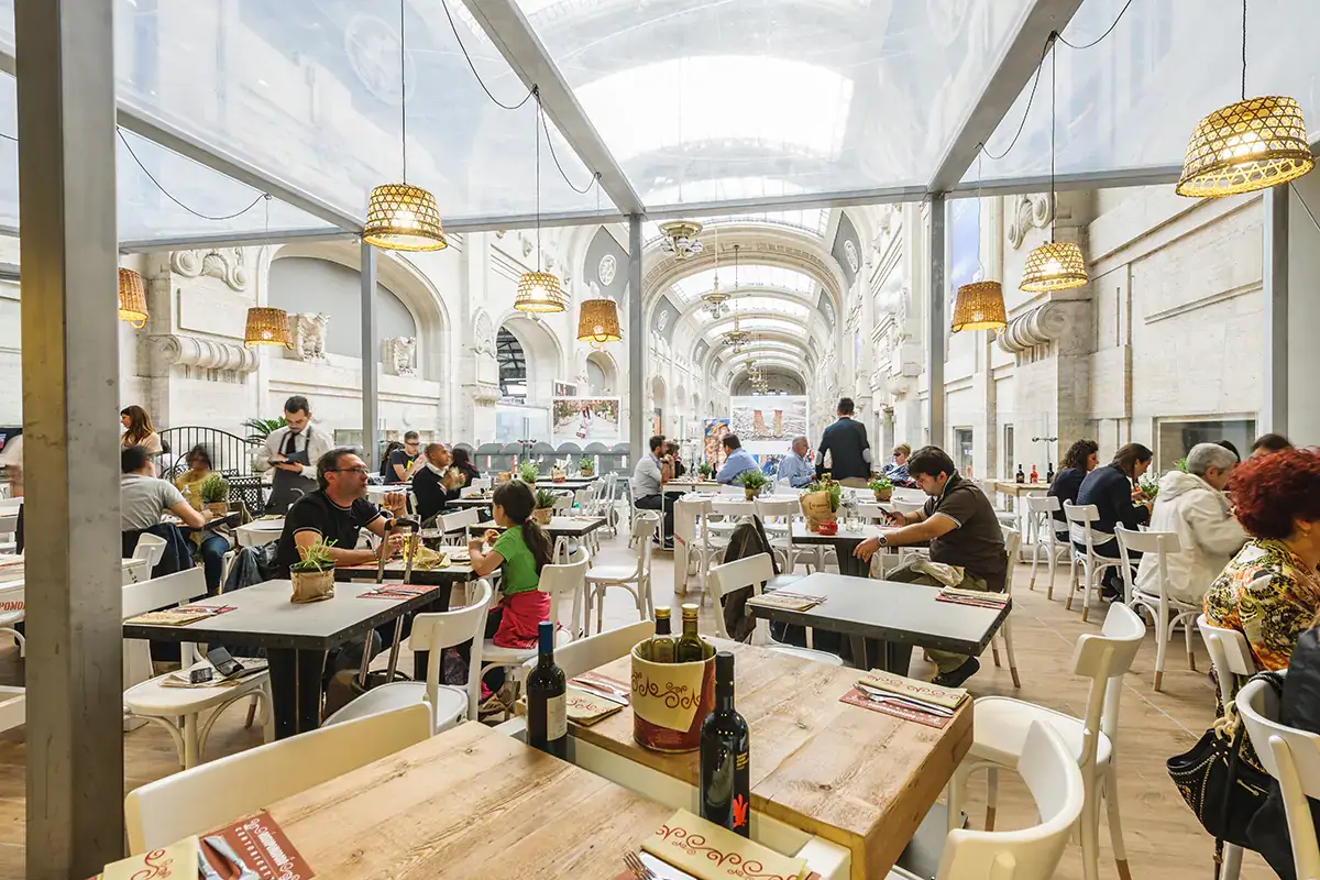 Lo store Rossopomodoro a Milano Centrale Rossopomodoro rinnova la sua presenza nelle stazioni italiane con 'A Puteca