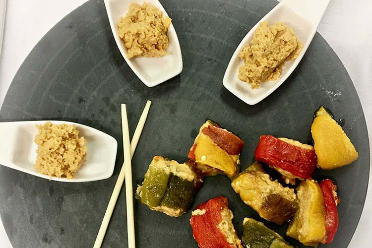 Rotolo di peperoni grigliati con hummus di ceci (Rotolo di peperoni grigliati con Hummus di ceci)