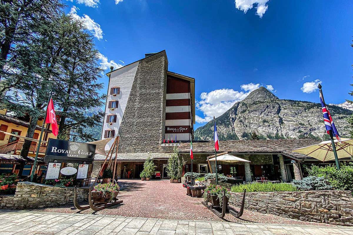Grand Hotel Royal e Golf Grand Hotel Royal e Golf, dove la stella di Griffa illumina Courmayeur Grand Hotel Royal e Golf Grand Hotel Royal e Golf, dove la stella di Griffa illumina Courmayeur