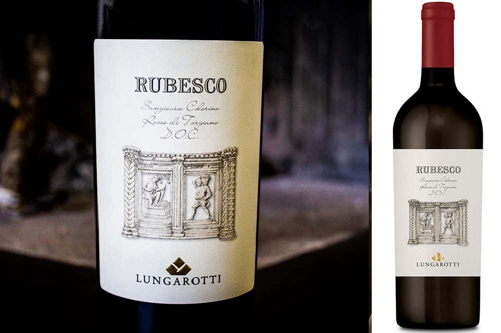 Il Rosso di Torgiano Rubesco 2019, da uve in massima parte Sangiovese con un saldo di Colorino è di un intenso rosso rubino 