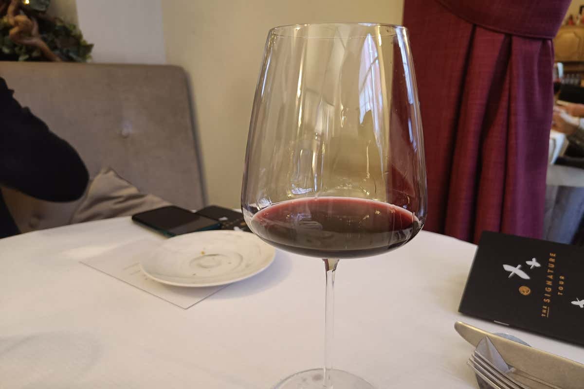 L‘annata 2023 del Garzaia Bolgheri Superiore Doc ha regalato un vino dal colore rubino profondo