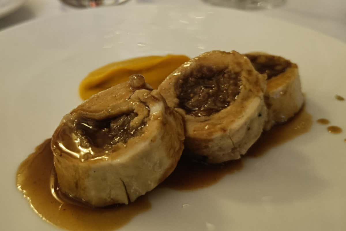 Pollo Scudellaro farcito con fichi, salsiccia di Bra e tartufo nero