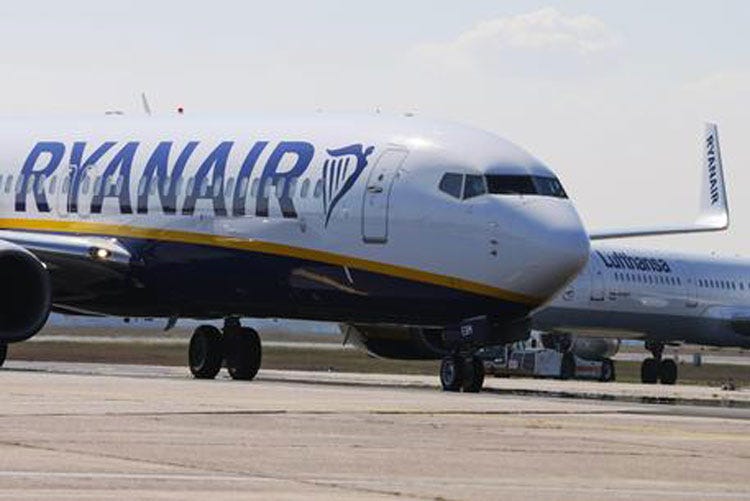 (Ryanair cancella 50 voli al giorno Rimborsi possibili fino a 400 euro)