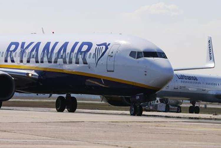 (Ryanair cancella 50 voli al giorno Rimborsi possibili fino a 400 euro) (Ryanair cancella 50 voli al giorno Rimborsi possibili fino a 400 euro)