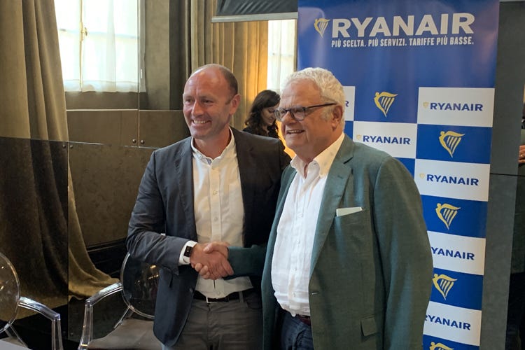 La stretta di mano tra Kenny Jacobs e Carlo Rienzi (Ryanair e Codacons Intesa per tutelare i viaggiatori)