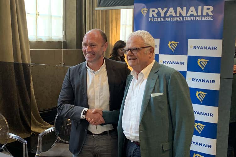 La stretta di mano tra Kenny Jacobs e Carlo Rienzi (Ryanair e Codacons Intesa per tutelare i viaggiatori)