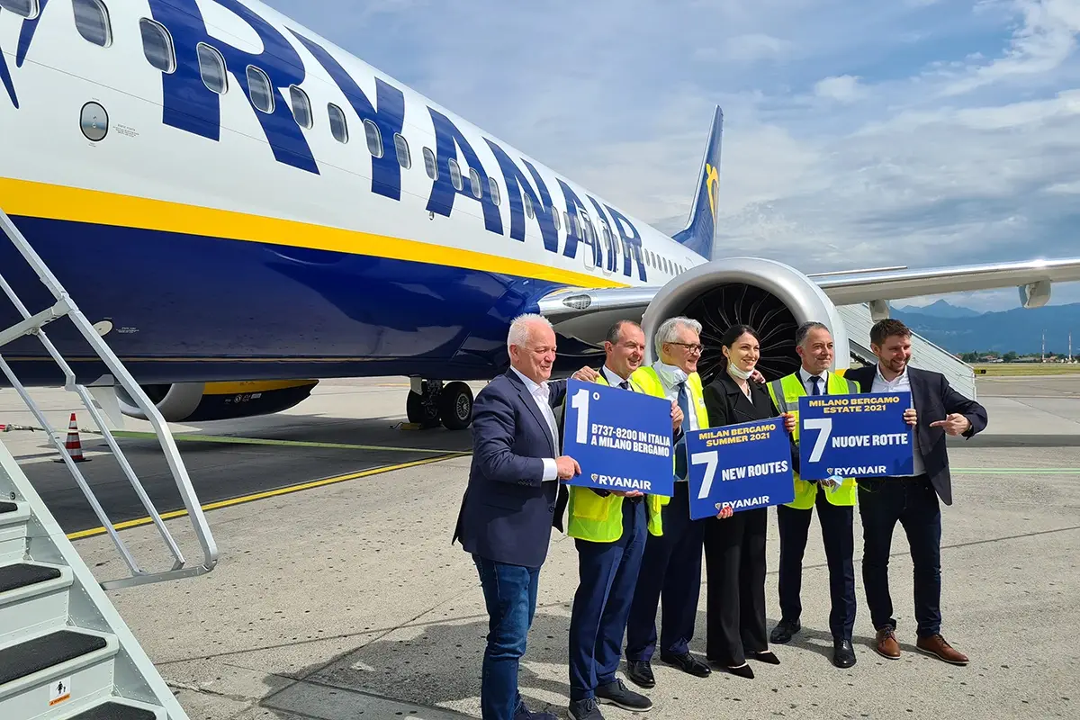 Da sinistra: Eddie Wilson, Giovanni Sanga,&nbsp; Emilio Bellingardi, Chiara Ravara, Giacomo Cattaneo, Neal McMahon Nuovo aereo, nuove rotte e attenzione all&rsquo;ambiente: Ryanair rilancia il turismo dall&rsquo;aeroporto di Bergamo