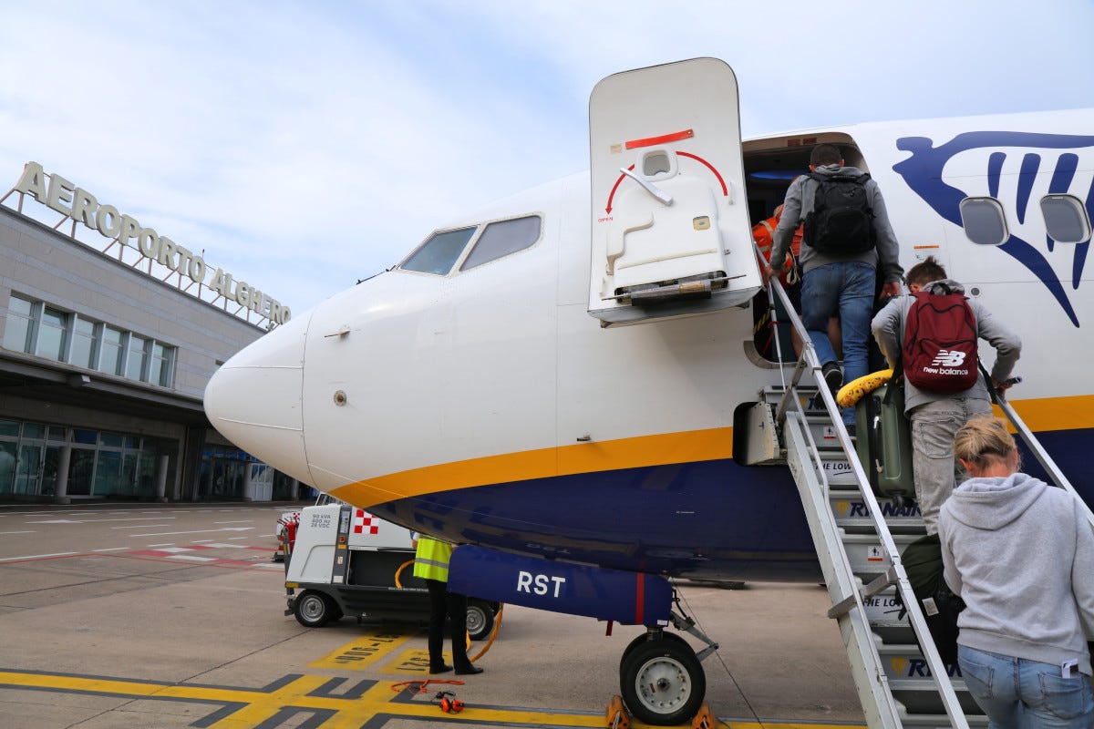 Ryanair avvicina la Sardegna alla penisola: cinque nuove rotte per Alghero