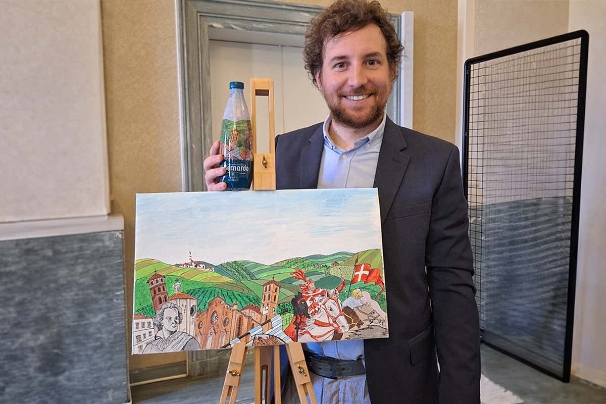 Acqua S. Bernardo: omaggio ad Asti nell'etichetta di Gianluca Mignani Acqua S. Bernardo: omaggio ad Asti nell'etichetta di Gianluca Mignani