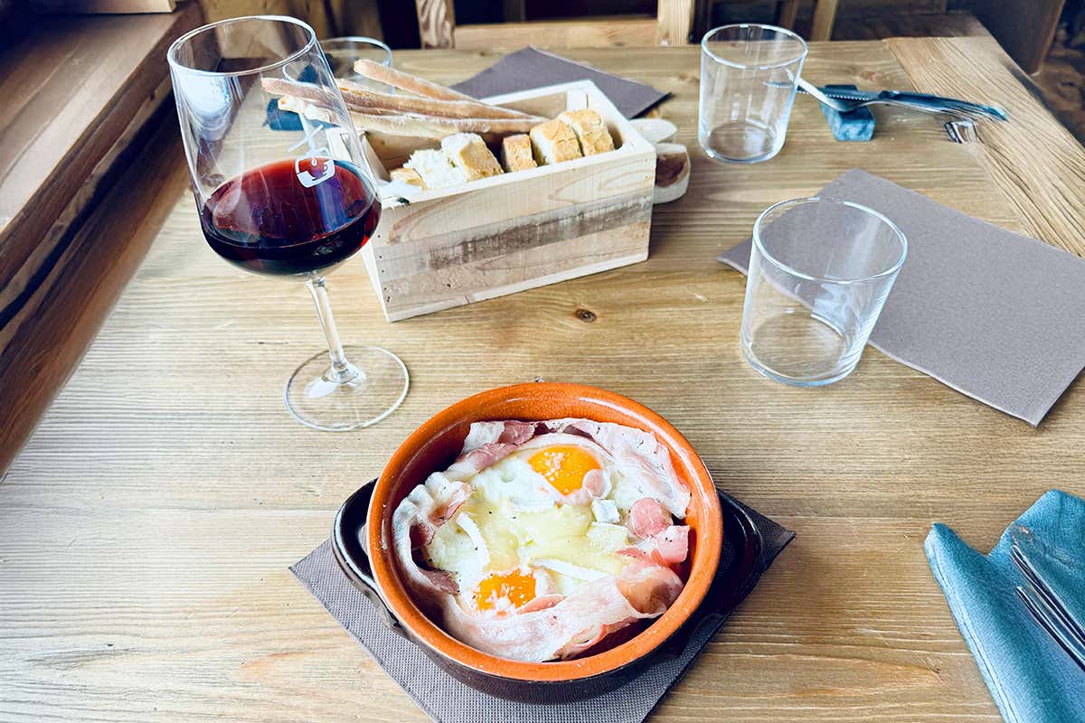 Piemonte: in Vialattea per sci panoramico tra le Alpi Cozie e pranzo a 2700 m