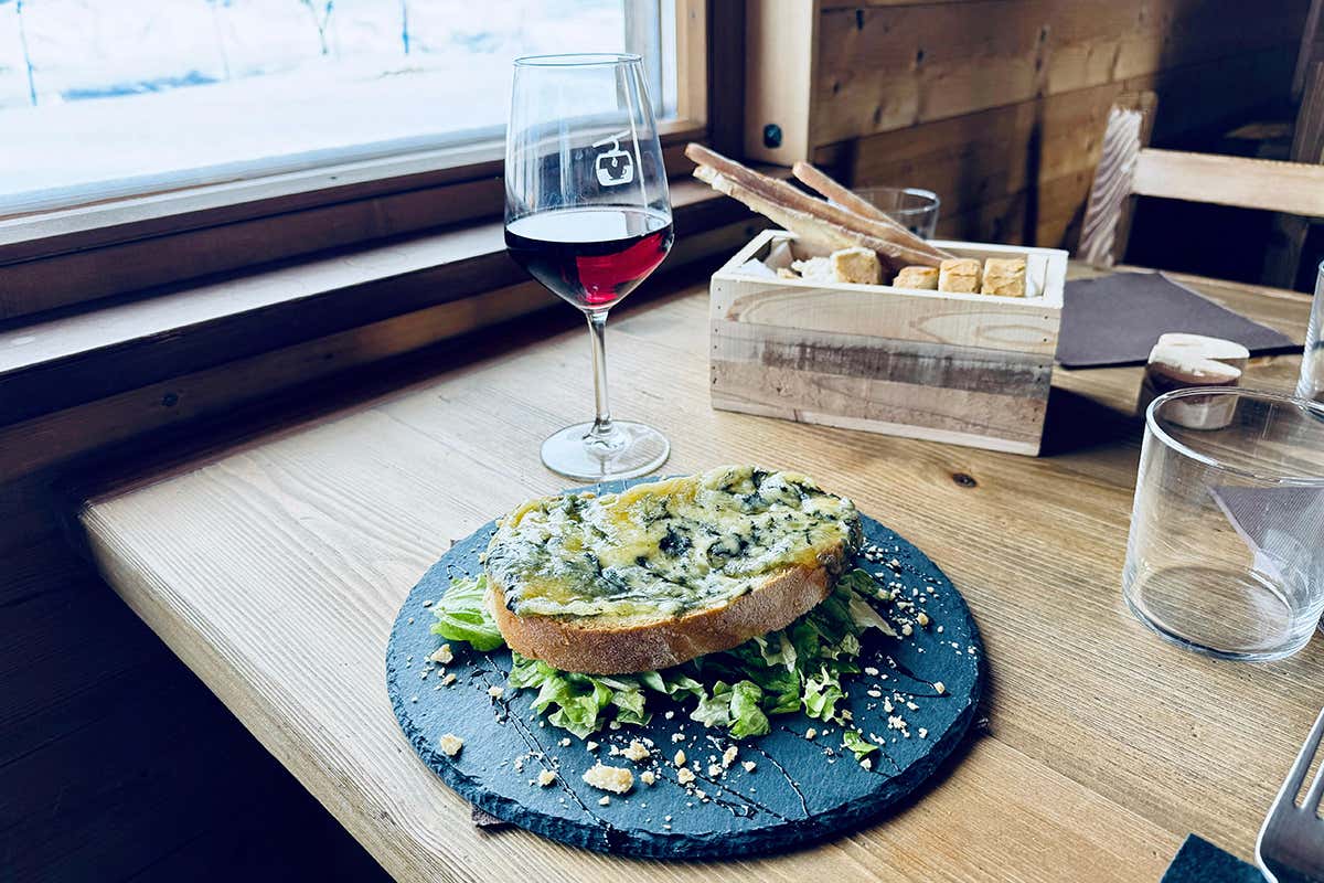 Piemonte: in Vialattea per sci panoramico tra le Alpi Cozie e pranzo a 2700 m