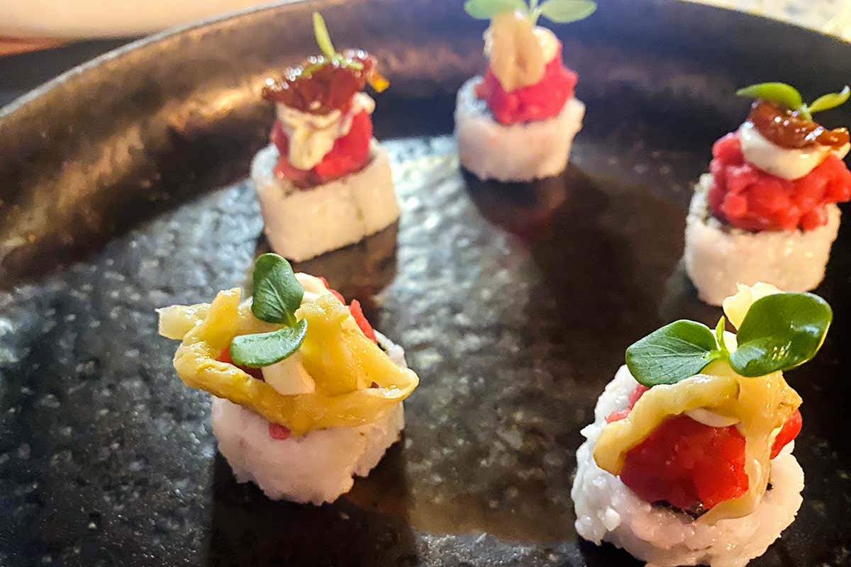 Sushi di carne con ingredienti della tradizione siciliana