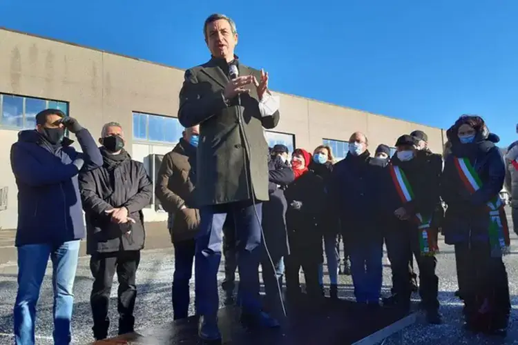 Andrea Orlando davanti allo stabilimento della Saga Coffee di Gaggio Montano (Bo) Saga Coffee, il 16 dicembre primo incontro per la vendita