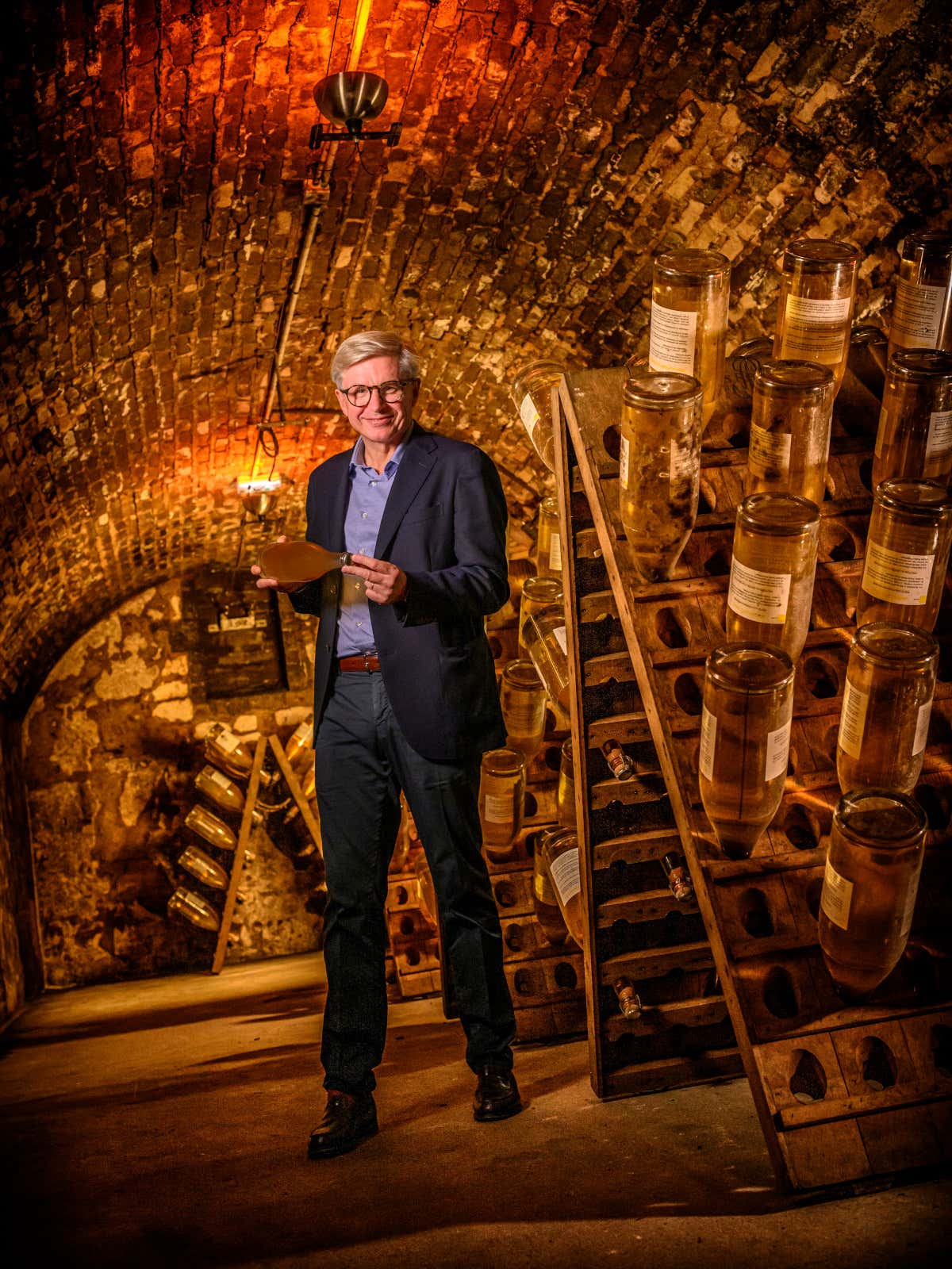 Jean-Baptiste Lécaillon nella cantina di Louis Roeder