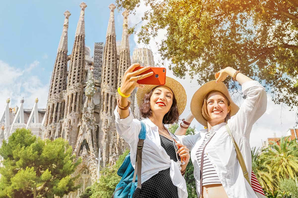 Due turiste davnti alla Sagrada Familia di Barcellona 374 milioni per terminare la Sagrada Familia. Ma i lavori ripartono nel 2024 Due turiste davnti alla Sagrada Familia di Barcellona 374 milioni per terminare la Sagrada Familia. Ma i lavori ripartono nel 2024
