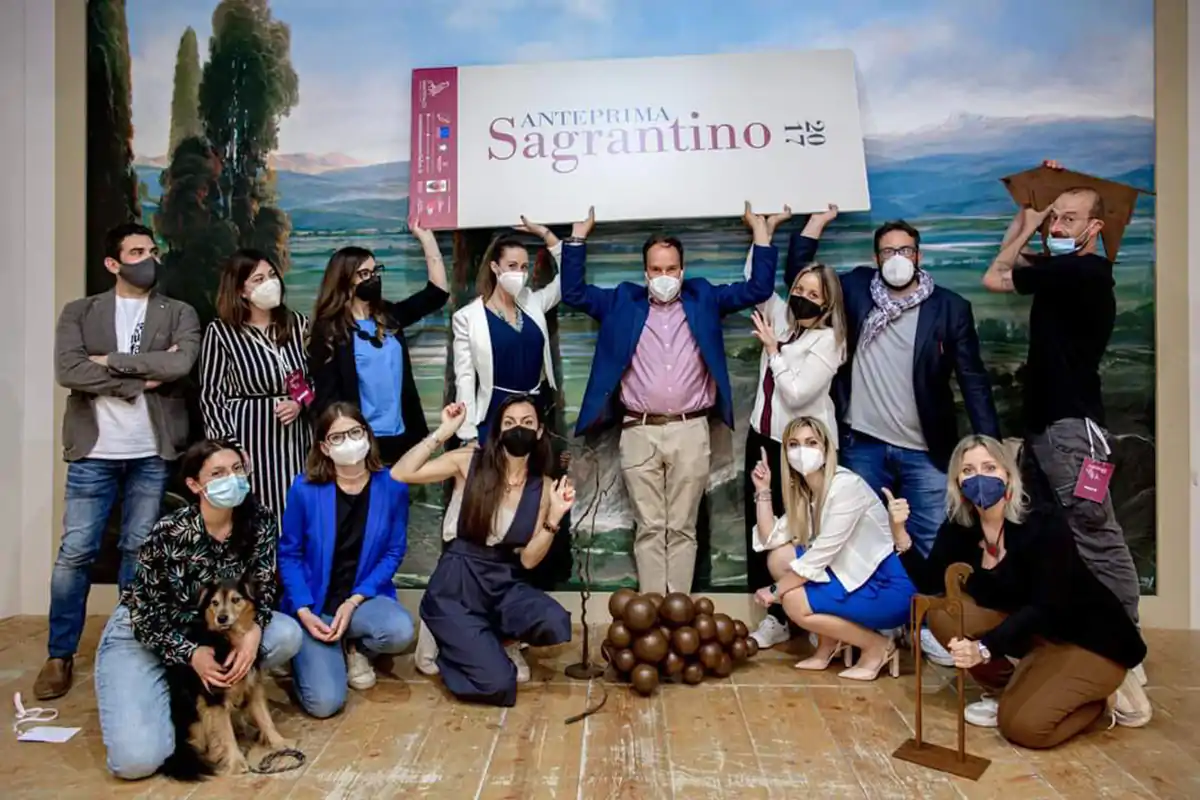La foto conclusiva dell'Anteprima Montefalco Sagrantino Docg 2017&nbsp; Montefalco Sagrantino si racconta: oltre la certificazione c'&egrave; di pi&ugrave;