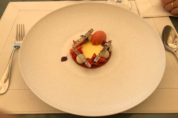 Ricordo di una bowl di fragole e panna spray (Con Sakalis in cucina, la Greciaentra al Castello di Spaltenna)