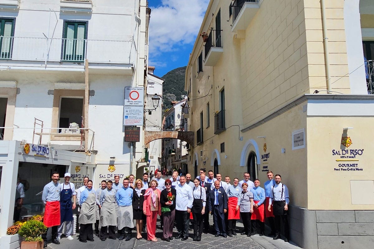 Sal De Riso e tutto il suo staff Sal De Riso Costa D'Amalfi Gourmet l'inaugurazione il 21 aprile a Minori