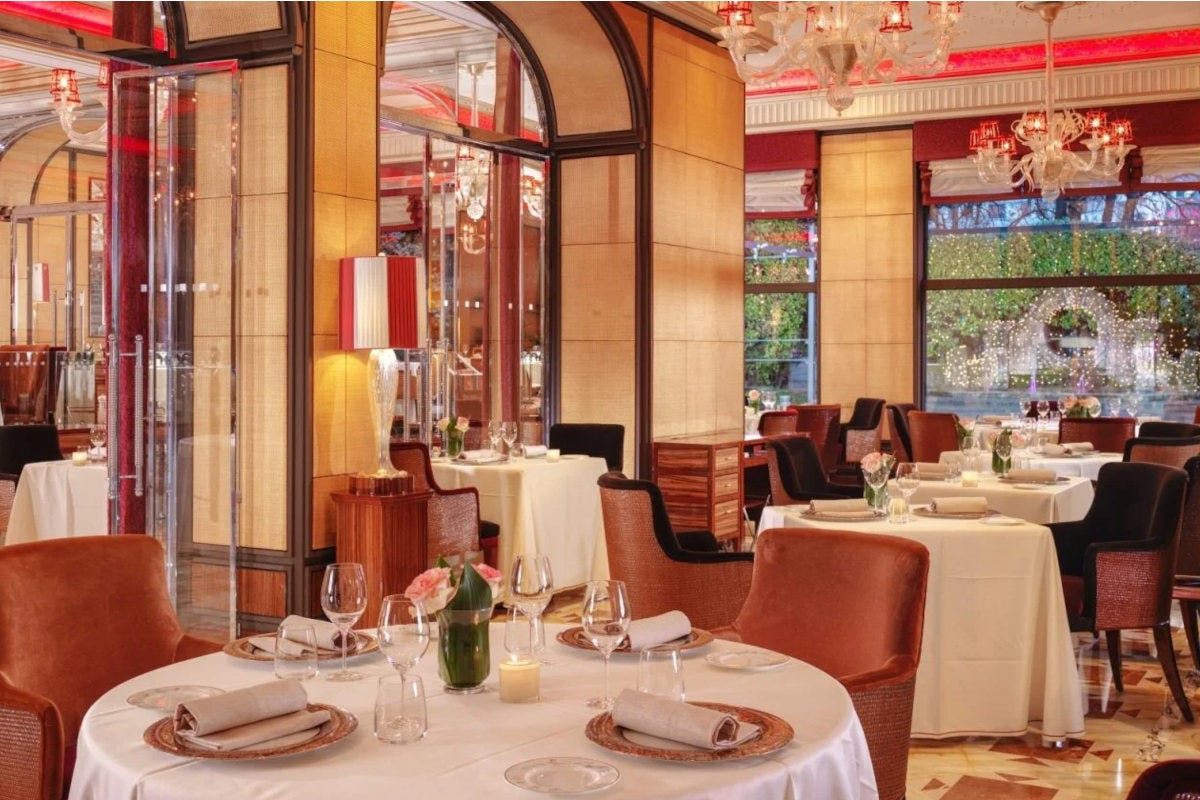 La sala del ristorante Acanto, presso l'Hotel Principe di Savoia a Milano Al ristorante Acanto si celebra il ritorno delle cene gourmet