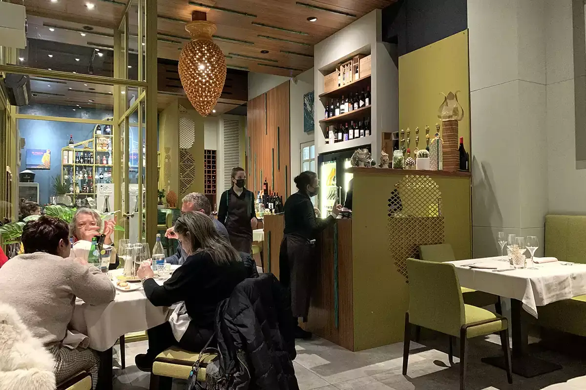 L'ambiente soft di L'Am&ugrave;ri a Milano La cucina e i vini di Sicilia si incontrano a Milano