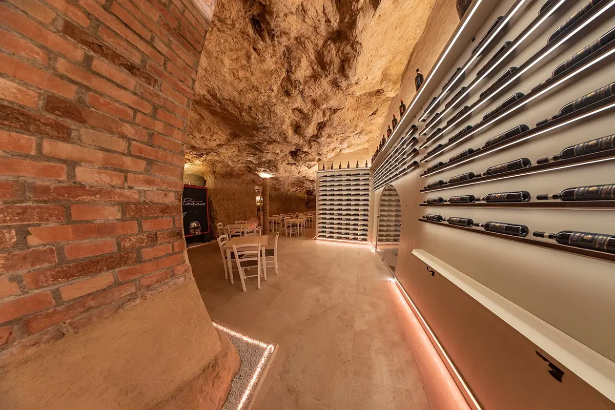 L&rsquo;affascinante sala degustazione scavata nella roccia Da rifugio nella Seconda guerra mondiale a sala degustazione: succede da Talosa