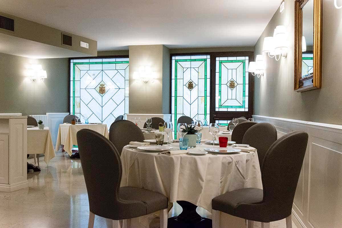 La sala del ristorante Maffei di Verona Delivery, eventi, aperture: Al Maffei le novità non si fermano in cucina La sala del ristorante Maffei di Verona Delivery, eventi, aperture: Al Maffei le novità non si fermano in cucina